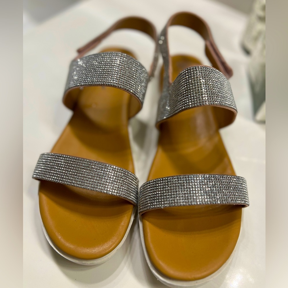 Wild pair rhinestone sandals